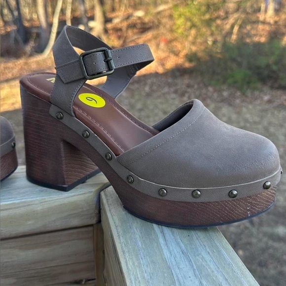 Brown Mia platform clogs - Picture 5 of 8